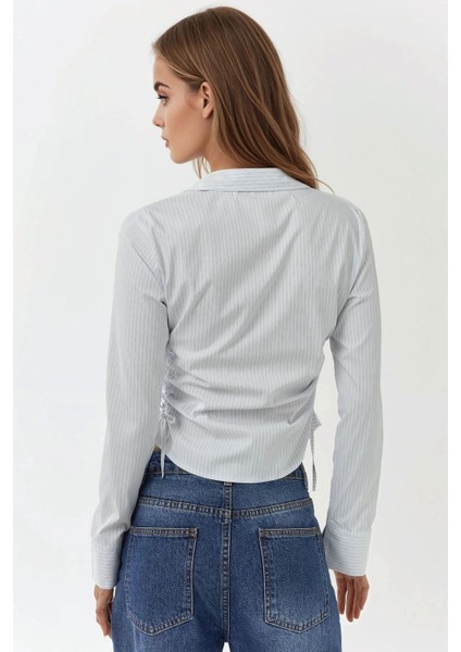 Kadın Slim Fit Çizgili Yandan Büzgü Detaylı Uzun Kollu Gömlek Mavi fırsatları