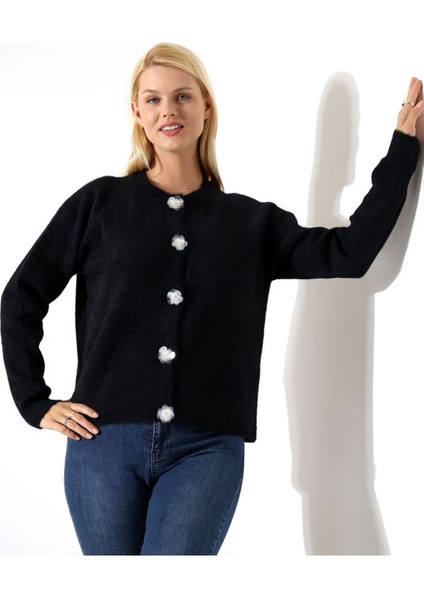 Çiçek Düğmeli Yumuşak Dokulu Triko Hırka