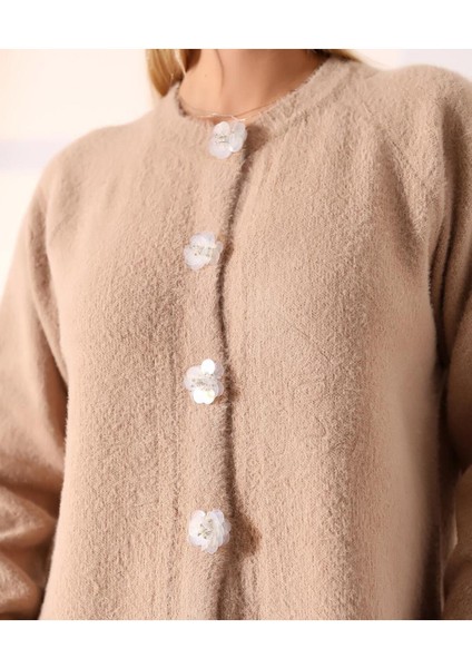 Çiçek Düğmeli Yumuşak Dokulu Triko Hırka fiyatları