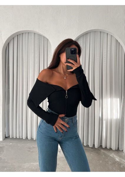 Minimal ve Çarpıcı Omuz Detaylı Bluz fırsatları
