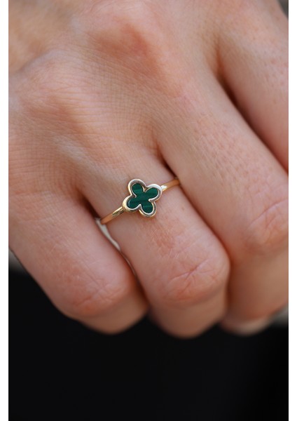 14 Ayar Altın Yeşil Geçişli Taş Detaylı Mini Yonca Yüzük
