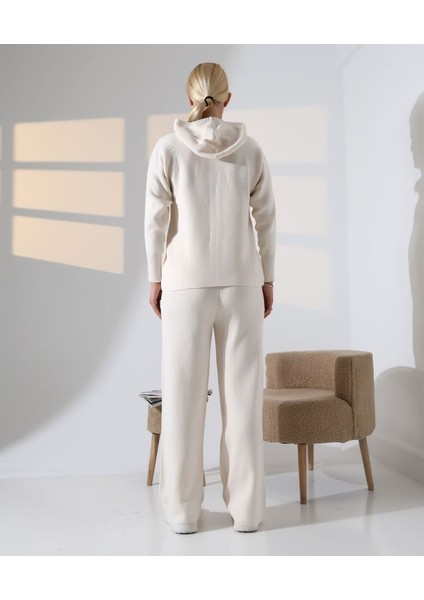 Spor Şıklığı Kapüşonlu Triko Takım indirimleri