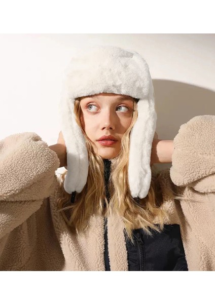 Kadın Bej Peluş Kulaklı Klipsli Bucket Bere Şapka – Yumuşak Polyester, Rahat ve Sıcak Tutma Özellikli fırsatları