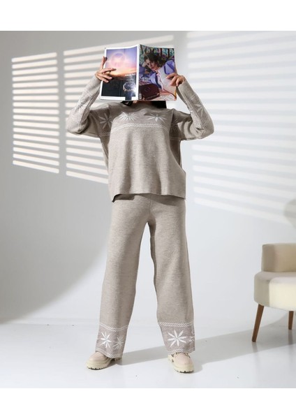 Kar Tanesi Nakışlı Kadın Triko Takım fiyatları