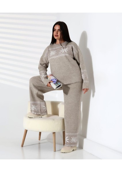 Kar Tanesi Nakışlı Kadın Triko Takım fırsatları