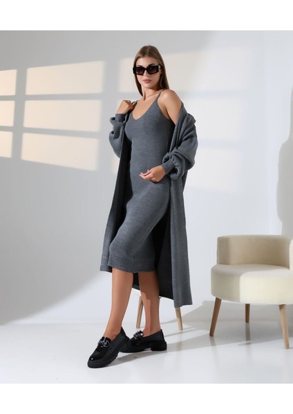 Zamansız Stil: Uzun Triko Hırka ve Elbise Ikilisi