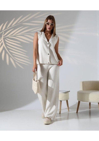 Parlak Düğmeli Şık Yelekli Triko Takım