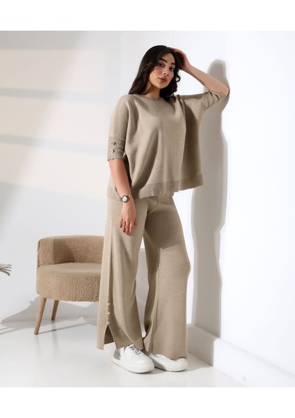 Zarif Dokunuş Düğme Detaylı Triko Takım
