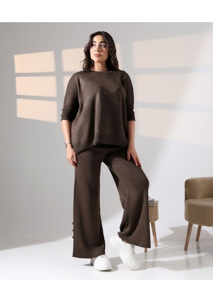 Zarif Dokunuş Düğme Detaylı Triko Takım
