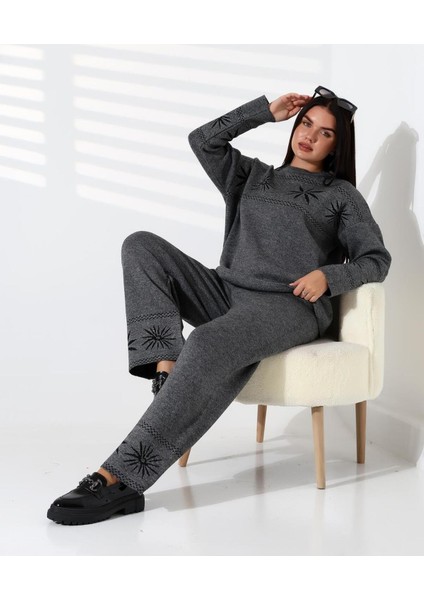 Kar Tanesi Nakışlı Kadın Triko Takım fırsatları