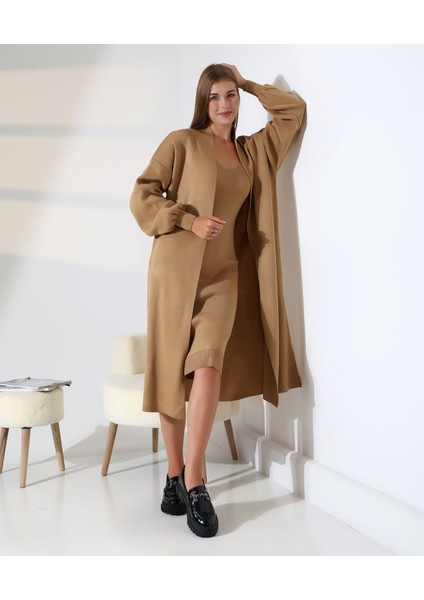 Zamansız Stil: Uzun Triko Hırka ve Elbise Ikilisi