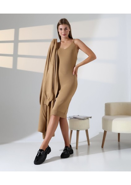 Zamansız Stil: Uzun Triko Hırka ve Elbise Ikilisi fırsatları