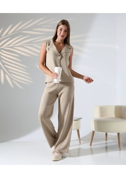 Parlak Düğmeli Şık Yelekli Triko Takım