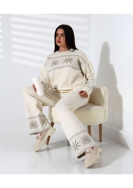 Kar Tanesi Nakışlı Kadın Triko Takım fırsatları