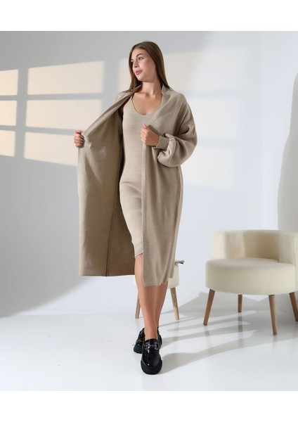 Zamansız Stil: Uzun Triko Hırka ve Elbise Ikilisi