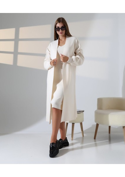 Zamansız Stil: Uzun Triko Hırka ve Elbise Ikilisi