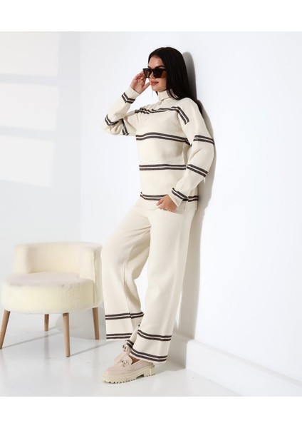 Yaka Fermuarlı Şeritli Basic Triko Takım indirimleri