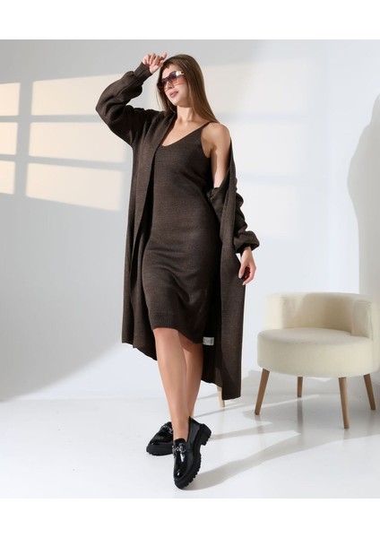 Zamansız Stil: Uzun Triko Hırka ve Elbise Ikilisi