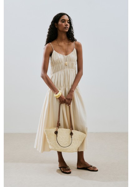 Dokulu Büzgü Detaylı Elbise Natural modelleri