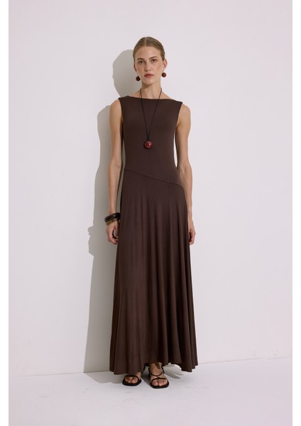 Kolsuz Dökümlü Elbise Kahverengi