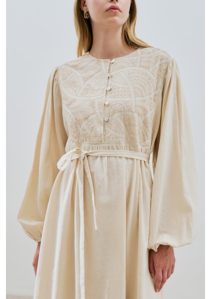 Dokulu Nakış Detaylı Elbise Natural