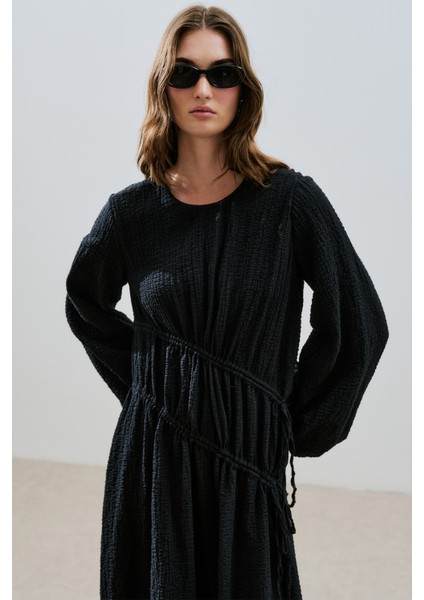Büzgü Bağlamalı Dokulu Elbise Siyah