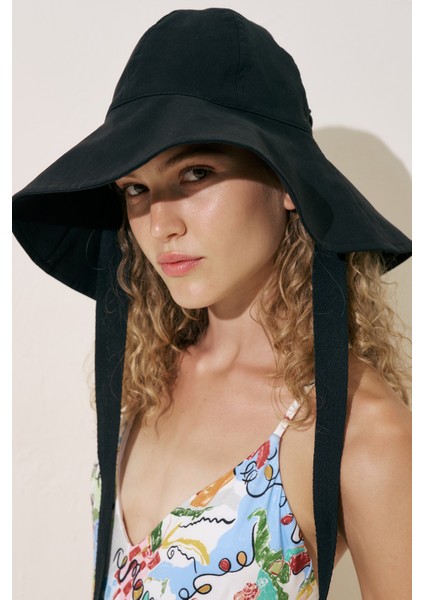 Kordon Detaylı Geniş Şapka Siyah