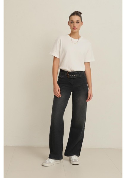 Siyah Kemer Detaylı Rahat Kesim Kot Pantolon