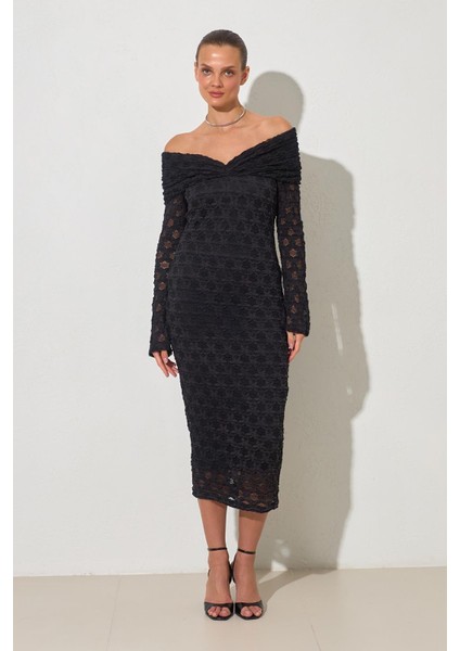 Siyah Yaka ve Dantel Detaylı Midi Boy Tam Kalıp Elbise