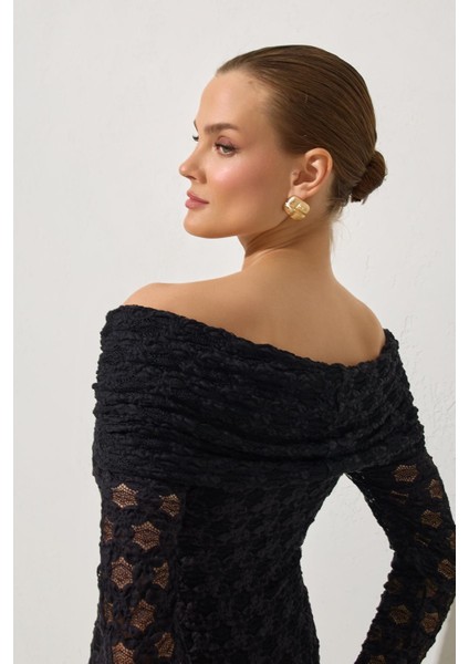 Siyah Yaka ve Dantel Detaylı Midi Boy Tam Kalıp Elbise fırsatları