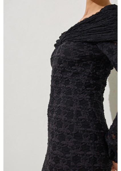 Siyah Yaka ve Dantel Detaylı Midi Boy Tam Kalıp Elbise indirimleri