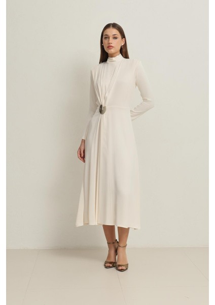 Krem Belden Toka Detaylı Uzun Kollu Balıkçı Yaka Midi Boy Elbise