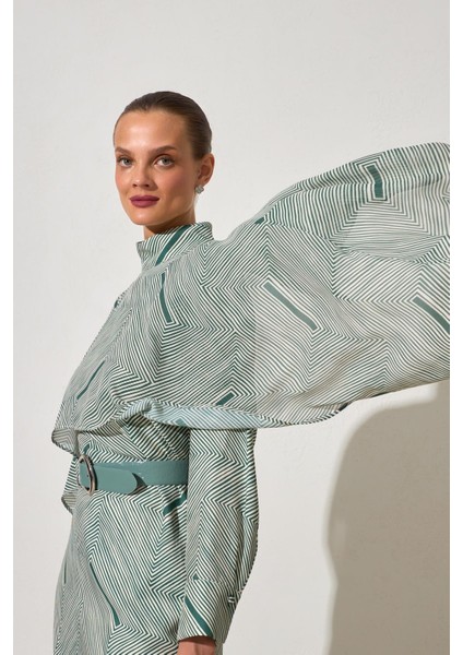 Yeşil Boyun ve Kol Detaylı Belden Kemerli Çizgili Elbise fırsatları