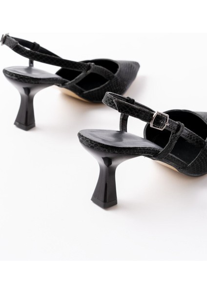 725 Siyah Pul Desenli Sivri Burunlu Topuklu Kadın Ayakkabı modelleri