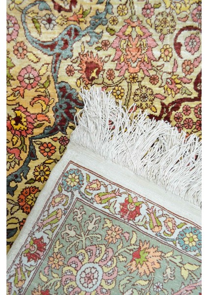Saf Ipekten El Dokuma Madalyon Motifli Hereke Halısı 106X164 cm (1.74 M²) indirimleri