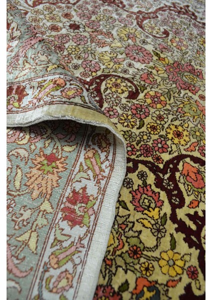 Saf Ipekten El Dokuma Madalyon Motifli Hereke Halısı 106X164 cm (1.74 M²)
