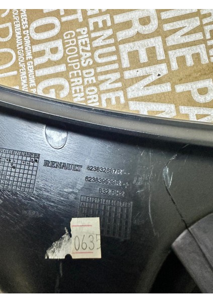 Sağ Sis Çerçevesi - Renault Megane 3 623832687R Orjinal modelleri