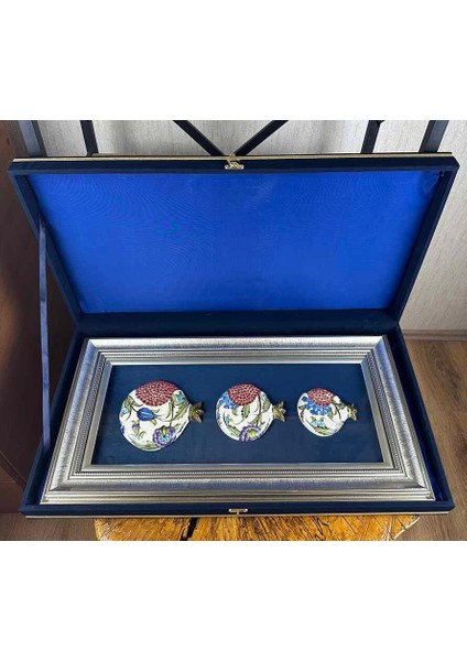 Resmi Ziyaret Hediyesi Mavi Lale Motifli Üçlü Çini Paspartulu Nar Pano fırsatları