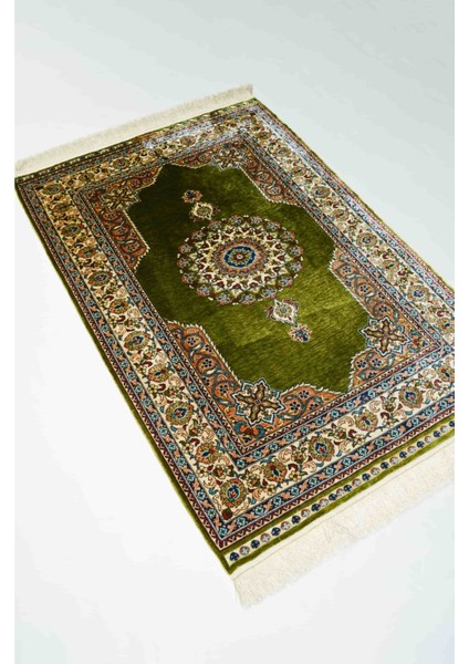 Saf Ipekten El Dokuma Yeşil Renk Göbekli Model Hereke Halısı 76X110 cm (0.84 M²) modelleri