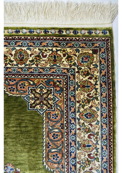 Saf Ipekten El Dokuma Yeşil Renk Göbekli Model Hereke Halısı 76X110 cm (0.84 M²) indirimleri