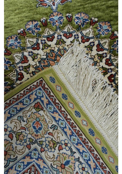 Saf Ipekten El Dokuma Yeşil Renk Göbekli Model Hereke Halısı 76X110 cm (0.84 M²)