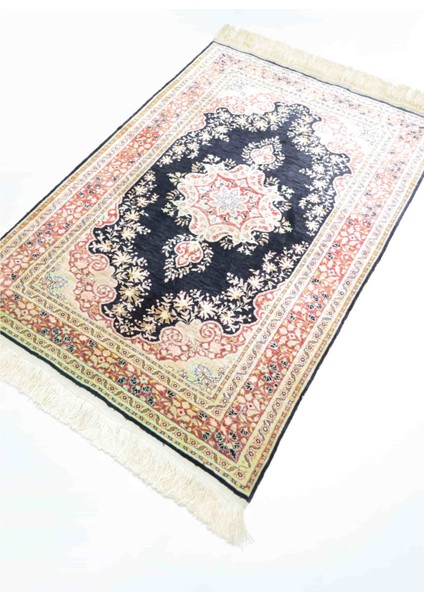 Saf Ipekten El Dokuma Madalyonlu Model Kayseri Halısı 80X116 cm (0.93 M²) fırsatları
