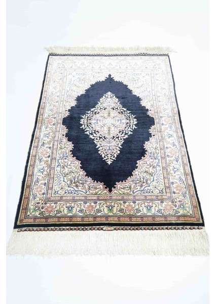 Saf Ipekten El Dokuma Siyah Renk Madalyonlu Model Kayseri Halısı 76X111 cm (0.84 M²) fiyatları