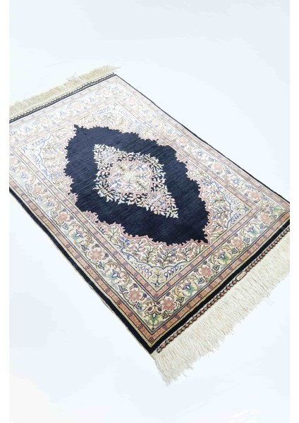 Saf Ipekten El Dokuma Siyah Renk Madalyonlu Model Kayseri Halısı 76X111 cm (0.84 M²) modelleri
