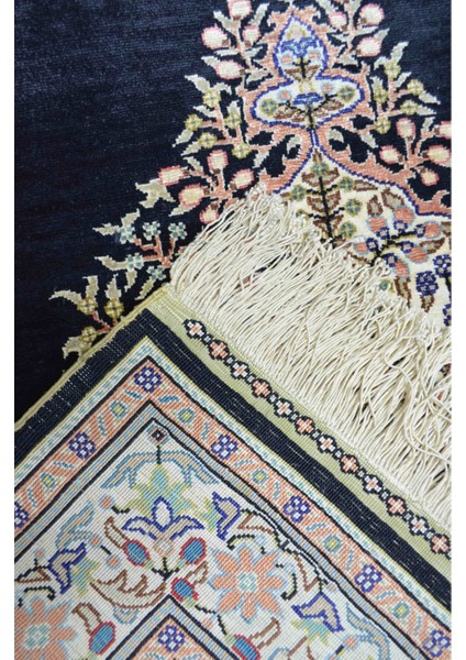 Saf Ipekten El Dokuma Siyah Renk Madalyonlu Model Kayseri Halısı 76X111 cm (0.84 M²)