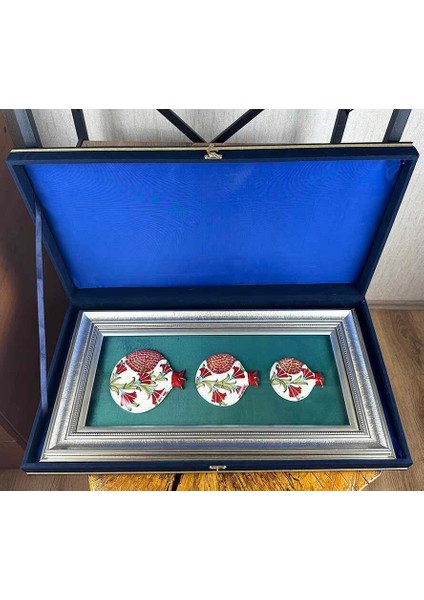 Devlet ve Kurumsal Hediye Kırmızı Karanfil Motifli Üçlü Çini Paspartulu Nar Pano fırsatları