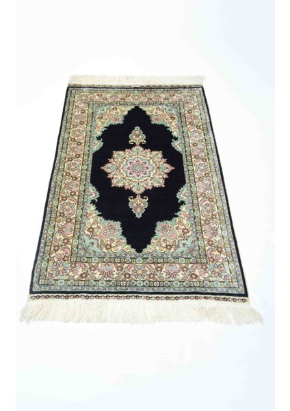 Saf Ipekten El Dokuma Siyah Renk Madalyonlu Model Kayseri Halısı 68X104 cm (0.71 M²) modelleri