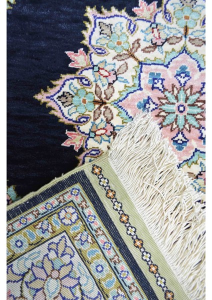 Saf Ipekten El Dokuma Siyah Renk Madalyonlu Model Kayseri Halısı 68X104 cm (0.71 M²)