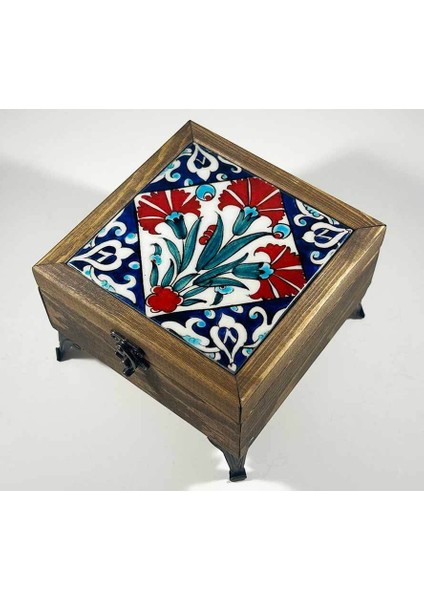 Zarafetin Simgesi Karanfil Motifli Ahşap Takı Kutusu