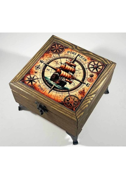 Keşif Ruhunu Yansıtan Piri Reis Motifli Ahşap Saat Kutusu